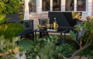 A garden outside Luxury Suites in Stavromenos
