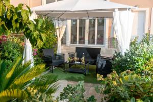 A garden outside Luxury Suites in Stavromenos