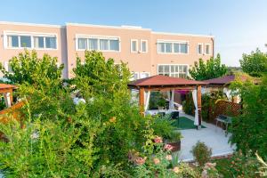 A garden outside Luxury Suites in Stavromenos