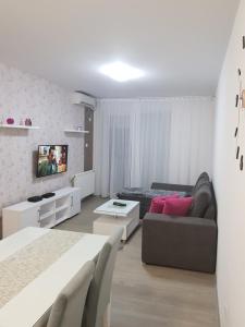 - un salon blanc avec un canapé et une table dans l'établissement Apartment GEA 18, à Novi Sad