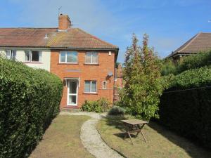 a house with a picnic table in front of it at Imagination by Olauda SA - 3 bed House with Free Parking in Bristol