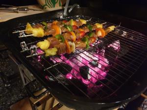 un montón de comida cocinando en una parrilla en Baan Phu Pa Pha บ้านภูปภา, en Nakhon Ratchasima