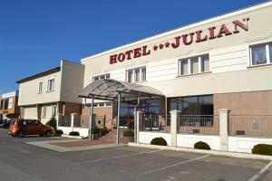 ein Hotel mit einem davor geparkt in der Unterkunft Hotel Julian in Stettin