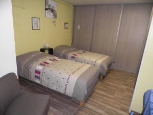 Feytiatにあるla maison bonheurのソファ付きの部屋のベッド3台