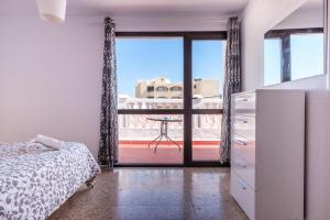 Posteľ alebo postele v izbe v ubytovaní Jacaranda Apartments & Studios