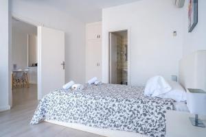 Posteľ alebo postele v izbe v ubytovaní Jacaranda Apartments & Studios