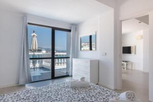 Posteľ alebo postele v izbe v ubytovaní Jacaranda Apartments & Studios