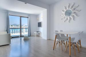 Televízia a/alebo spoločenská miestnosť v ubytovaní Jacaranda Apartments & Studios