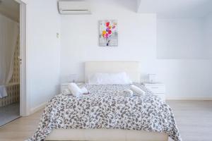 Posteľ alebo postele v izbe v ubytovaní Jacaranda Apartments & Studios