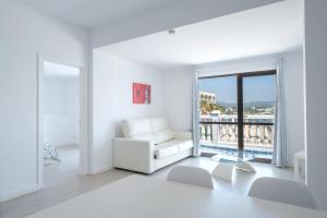 Posteľ alebo postele v izbe v ubytovaní Jacaranda Apartments & Studios