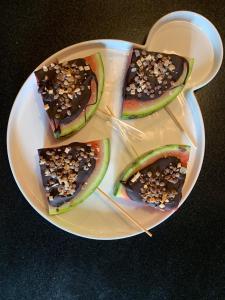 een bord met acht plakjes avocado met chocolade en noten bij Ecolodge Beauregard in Treigny