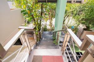 una escalera que conduce a una casa con árboles en OYO 345 The Click Guesthouse At Chalong, en Rawai Beach