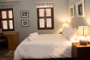 Llit o llits en una habitació de Trengwainton Cottage