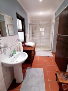 Ванна кімната в Trengwainton Cottage
