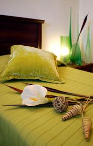 a white flower sitting on top of a bed at Tenuta Valdomini in Attimis