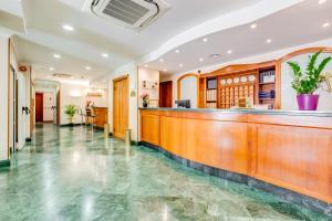 um lobby de hotel com balcão de recepção em Romoli Hotel em Roma mais 26 fotografias