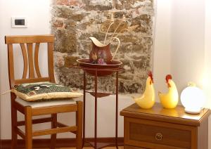 a table with a chair and some vases on it at Tenuta Valdomini in Attimis