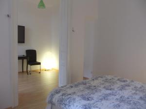 クルジュ・ナポカにあるGreen House Apartmentのベッドルーム1室(ベッド1台、デスク、椅子付)