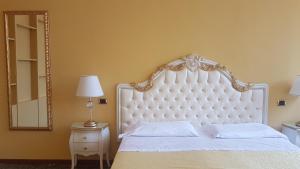 Schlafzimmer mit einem weißen Bett und einem Spiegel in der Unterkunft Ca' Bragadin e Carabba in Venedig