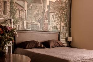 - une chambre avec un lit et une fresque murale dans l'établissement Valentine Apartment, à Lviv