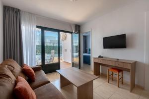 Telewizja i/lub zestaw kina domowego w obiekcie Bitacora Lanzarote Club