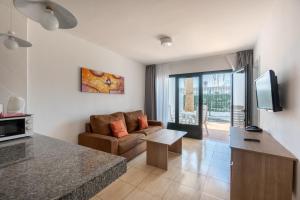 Telewizja i/lub zestaw kina domowego w obiekcie Bitacora Lanzarote Club