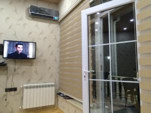 Una televisión o centro de entretenimiento en Quba Amsar good hous