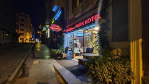 イスタンブールにあるスルタンアフメット パーク ホテルの夜の空き通り