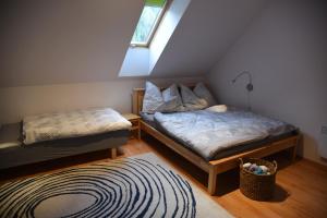 En eller flere senge i et værelse på Apartmán Mezi Kopci - Mid Hills Apartment