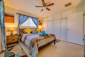 um quarto com uma cama e uma ventoinha de tecto em Hainsley Apartments on 18th St em Fort Lauderdale