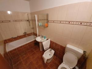 Kúpeľňa v ubytovaní Penthouse Christina with Pool - Large Sunny Terrace - Seaview - 250m to Beach and Restaurants - Free Parking - Trogir and Ciovo - 15 minutes to airport + 17 fotografií