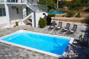 Bazén v ubytování TayLa-Apartment Vodice nebo v jeho okolí