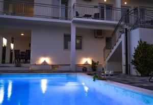 Bazén v ubytování TayLa-Apartment Vodice nebo v jeho okolí
