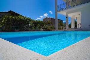 Bazén v ubytování TayLa-Apartment Vodice nebo v jeho okolí