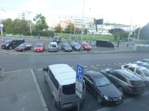 Ein Haufen Autos, die auf einem Parkplatz geparkt sind. in der Unterkunft Apartmán VAN NG in Prag