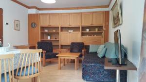 salon z kanapą i stołem w obiekcie Wohlfühl - Appartement Fewo Pichlarn Irdning Ferienwohnung w mieście Aigen im Ennstal