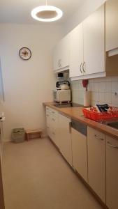 Kuchnia lub aneks kuchenny w obiekcie Wohlfühl - Appartement Fewo Pichlarn Irdning Ferienwohnung