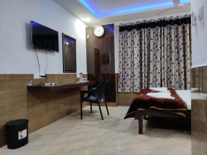 TV a/nebo společenská místnost v ubytování Hotel Sugam Karaikudi