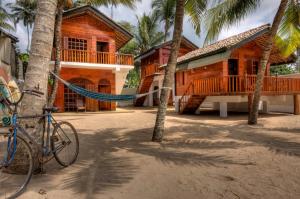 een fiets geparkeerd voor een huis bij The Green Rooms Surf & Yoga Camp - ON THE BEACH - Prime location Weligama Bay in Weligama