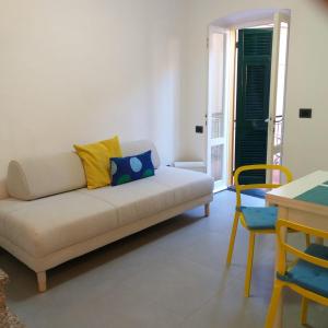 een woonkamer met een bank en een tafel en stoelen bij Il Patio in Manarola