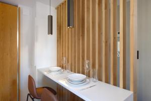 uma cozinha com um balcão com dois pratos e copos em Lou Cassiden - Magnifique appartement sur le Port em Cassis