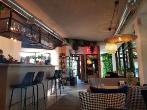 a restaurant with a bar with chairs and tables at Hotel Willowa in Lublin