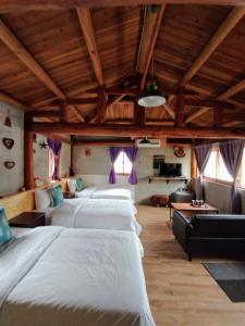 מיטה או מיטות בחדר ב-Matsu Seaside View Homestay