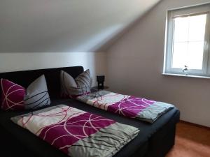 1 dormitorio con 2 camas y ventana en Ferienwohnung Blütenstadt Werder-Havel, en Werder