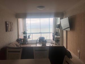 um quarto com uma janela com vista para o oceano em Baln Camboriu - Beira mar em Balneário Camboriú
