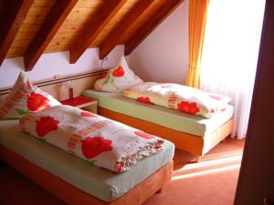 2 camas en una habitación con ventana en Gästezimmer Schanz-Hilbel en Burladingen