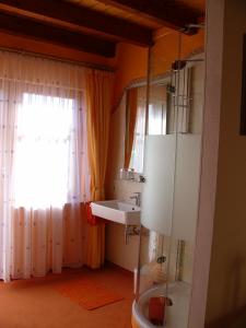 baño con lavabo y ventana en Gästezimmer Schanz-Hilbel en Burladingen