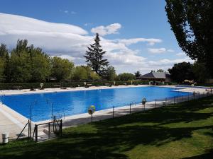 Kolam renang di atau dekat dengan Loft Abantos - 120m2 más Terraza y Jardín Independiente