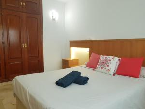 - une chambre avec un lit et deux oreillers dans l'établissement Bel appartement au centre ville et de la plage, à Ceuta