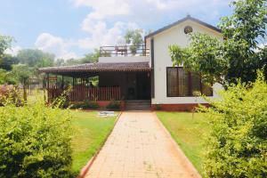 uma casa com um passadiço de tijolos em frente em 1000 SILVERS -Farmhouse Stay em Mysore